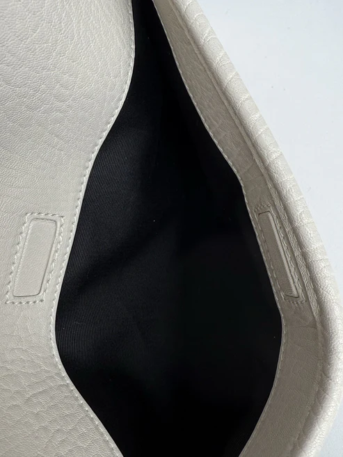 Saint Laurent Niki Medium Leather Shoulder Bag in Crema Soft - Image 4